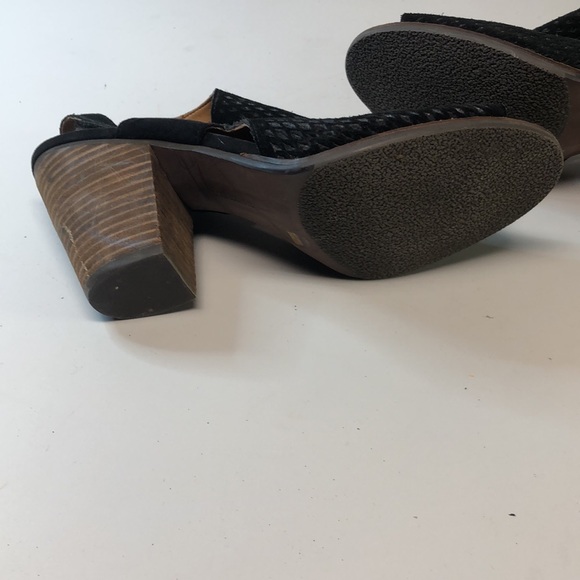 Cute, block heeled, open toed sandals - Picture 8 of 10